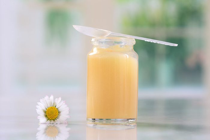 S&aacute;u điều cần biết về sữa ong ch&uacute;a