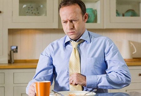 L&agrave;m sao để tho&aacute;t khỏi chứng ợ n&oacute;ng v&agrave; đầy hơi