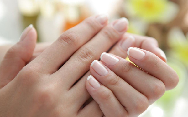 Dấu hiệu sức khỏe nếu bạn c&oacute; vết nứt tr&ecirc;n m&oacute;ng tay